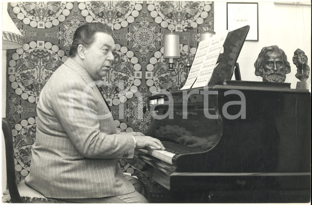 Fotografia d epoca originale 1970 ca ITALIA Tenore Ferruccio TAGLIAVINI al pianoforte  Foto DANNEGGIATA 1