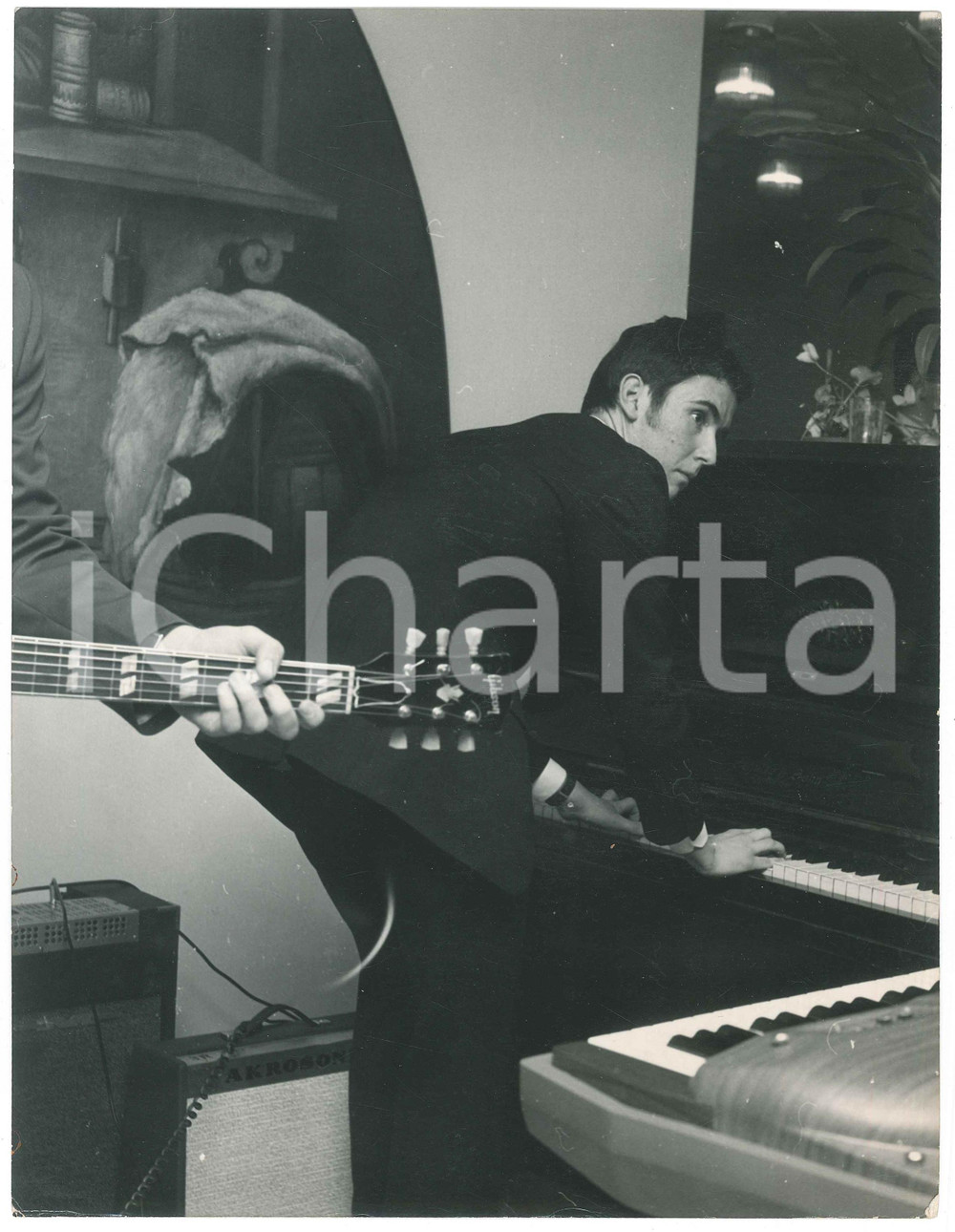 Fotografia d epoca originale 1970 ca COSTUME ITALIA Helenito HERRERA suona con il suo gruppo Foto 1