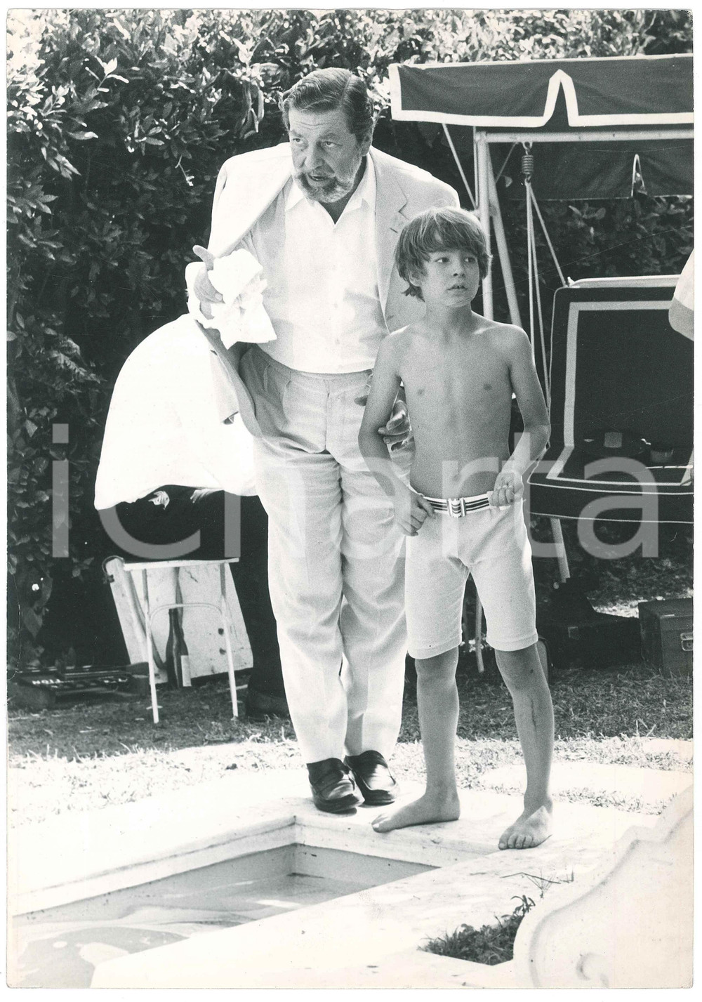 Fotografia d epoca originale 1970 ca COSTUME ITALIA Claudio GORA in piscina con un bambino Foto 1