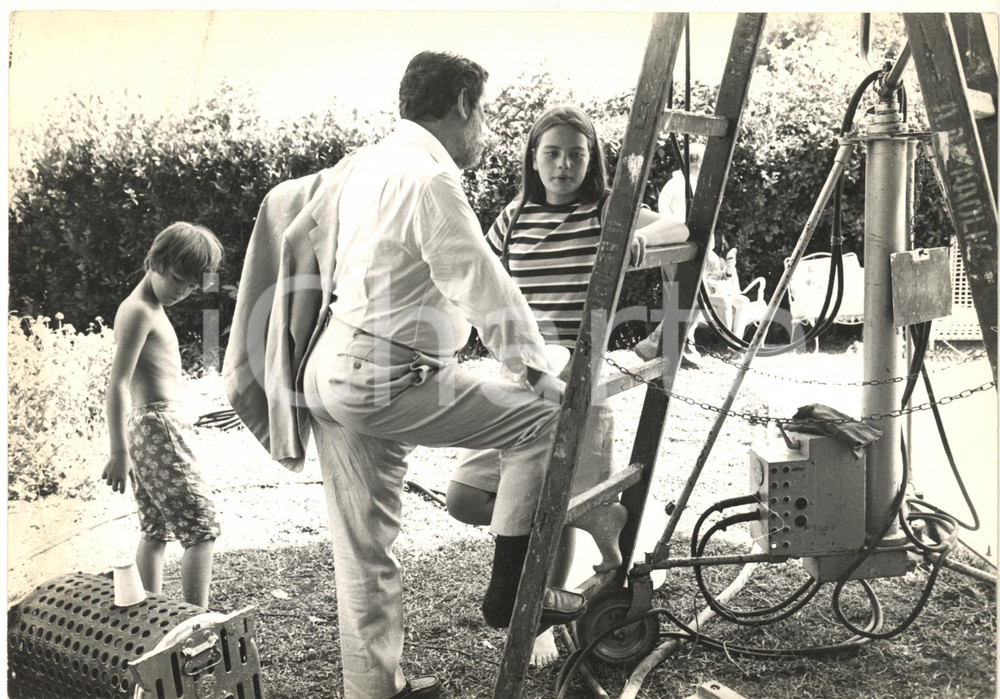 Fotografia d epoca originale 1970 ca COSTUME ITALIA Claudio GORA in piscina con bambini 3 Foto 30x20 cm 1