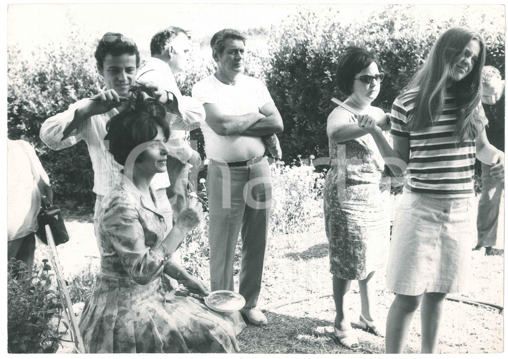 Fotografia d epoca originale 1970 ca COSTUME ITALIA Marina BERTI  Acconciature per una scena ? Foto 30x20 1