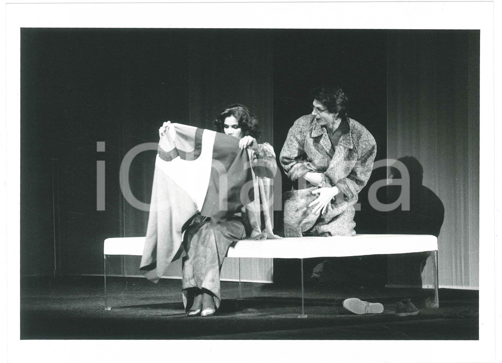 Fotografia d epoca originale 1983 TEATRO Metti, una sera a cena Florinda BOLKAN Fabrizio BENTIVOGLIO Foto 1