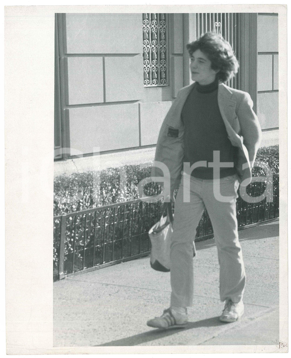 Fotografia d epoca originale 1970 ca MANHATTAN John John KENNEDY outside his apartment in Fifth Avenue Foto 1
