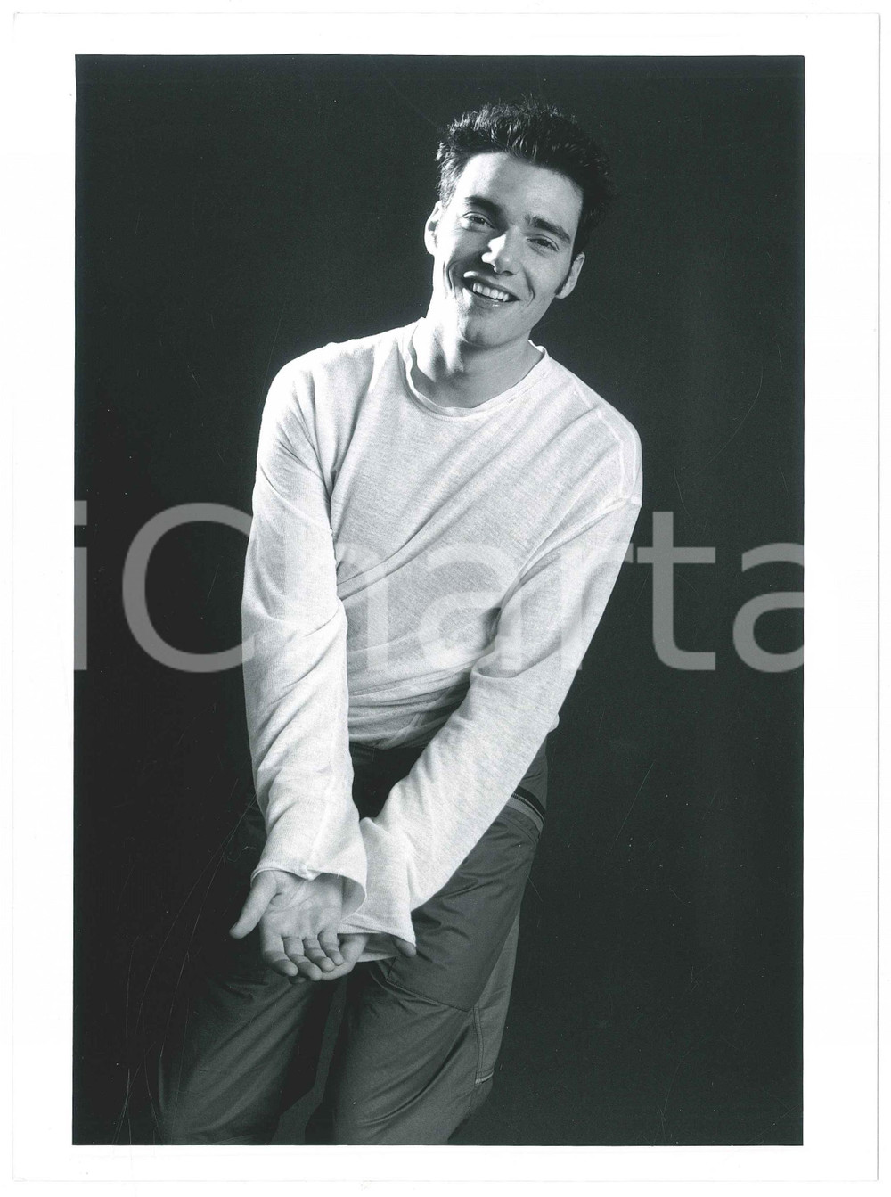 Fotografia d epoca originale 1995 ca COSTUME ITALIA Andrea PEZZI conduttore  Ritratto  Foto 18x24 cm 12 1