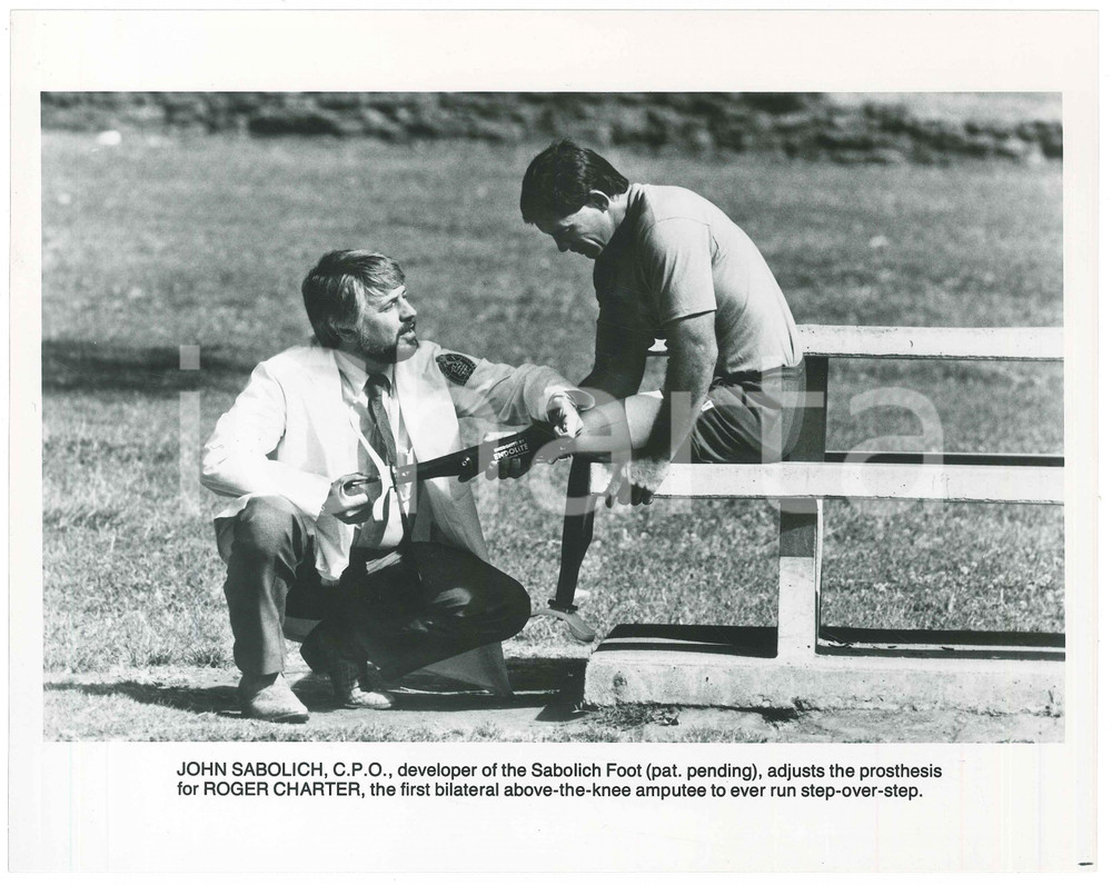 Fotografia d epoca originale 1985 ca USA John SABOLICH adjusting prosthesis for Roger CHARTER Photo 20x25 cm 1