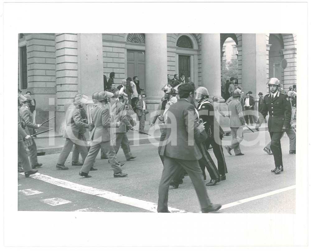 Fotografia d epoca originale 1970 RISTAMPA 1985 ca MILANO ANNI DI PIOMBO Scontri polizia  studenti Foto 4 1