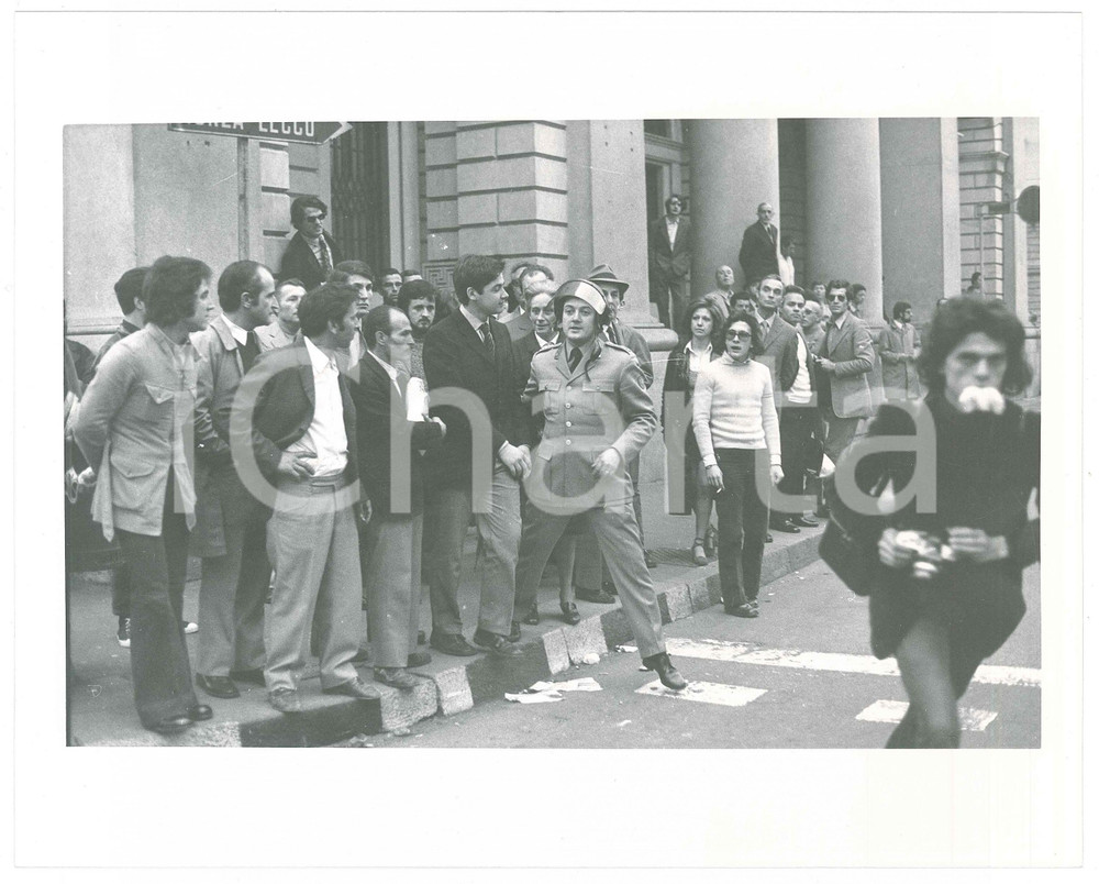 Fotografia d epoca originale 1970 RISTAMPA 1985 ca MILANO ANNI DI PIOMBO Polizia a una manifestazione 2 1