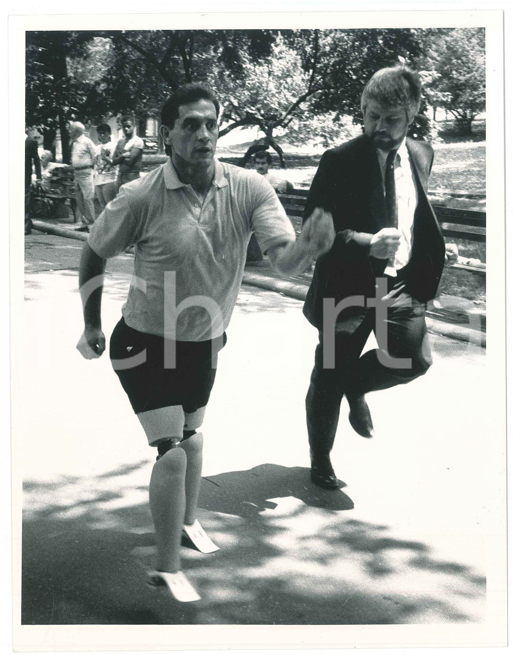 Fotografia d epoca originale 1985 ca USA John SABOLICH running with Roger CHARTER Photo 17x23 1 1