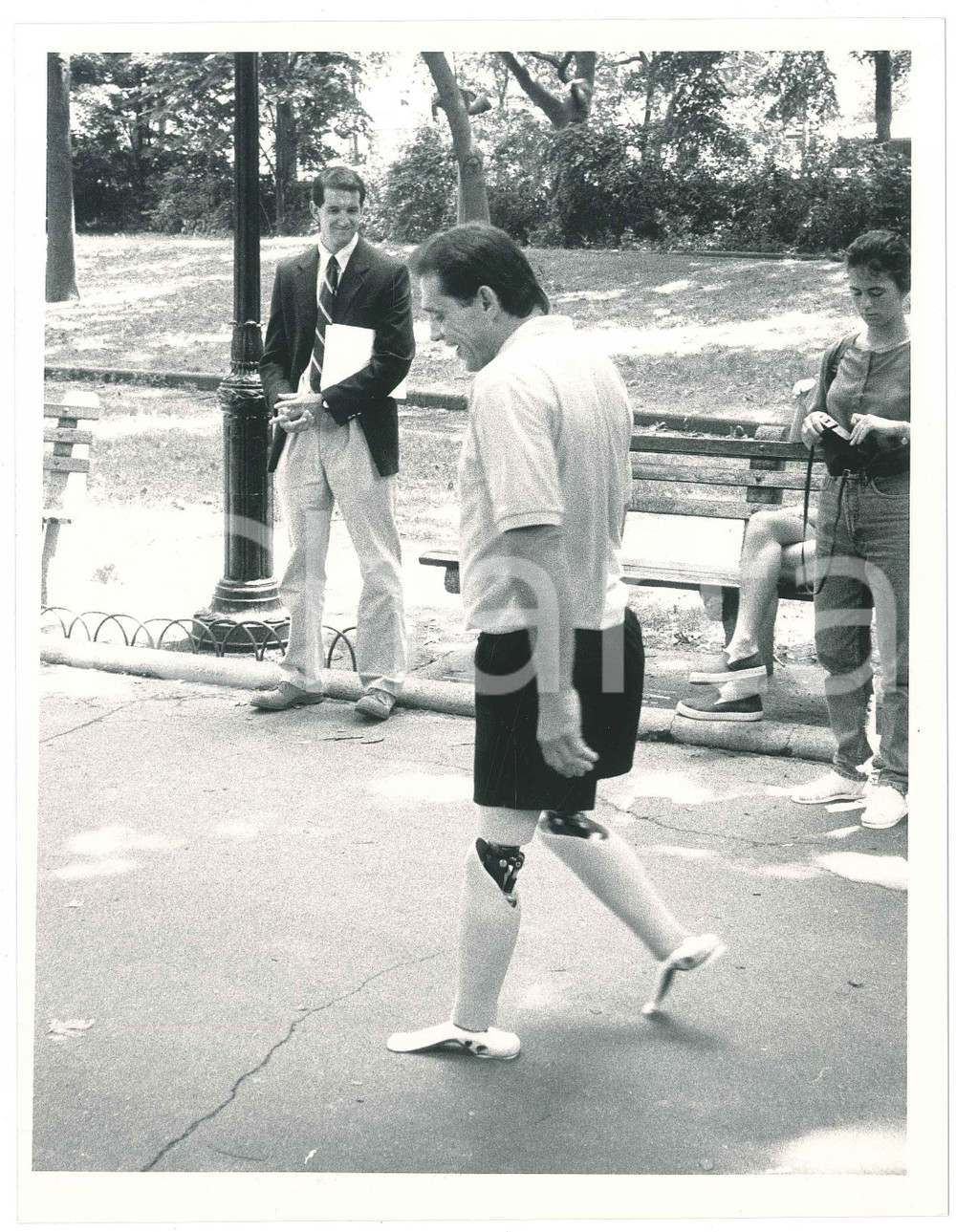 Fotografia d epoca originale 1985 ca USA Roger CHARTER walking with SABOLICH FEET Photo 17x23 cm 1