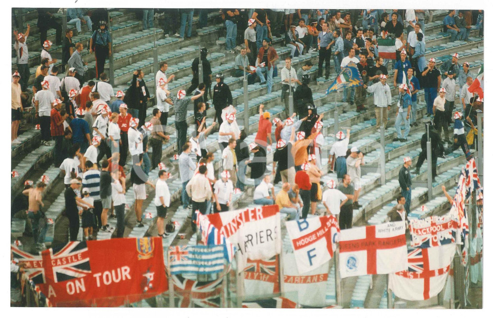 Fotografia d epoca originale 1997 ROMA Calcio ITALIA  INGHILTERRA 00 Polizia e tifosi in tribuna Foto 5 1