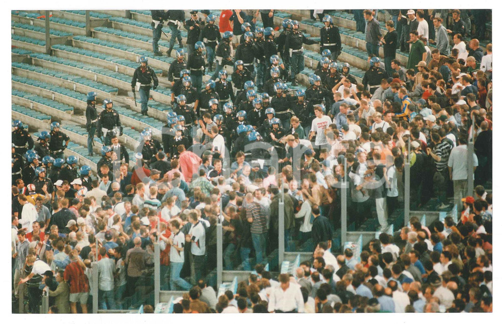 Fotografia d epoca originale 1997 ROMA Calcio ITALIA  INGHILTERRA 00 Polizia e tifosi in tribuna Foto 6 1