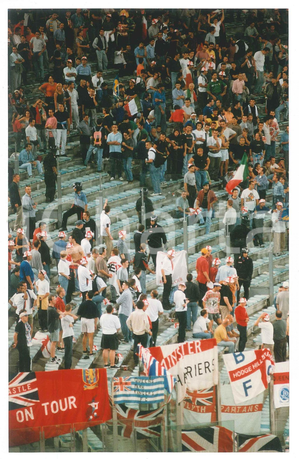 Fotografia d epoca originale 1997 ROMA Calcio ITALIA  INGHILTERRA 00 Polizia e tifosi in tribuna Foto 4 1