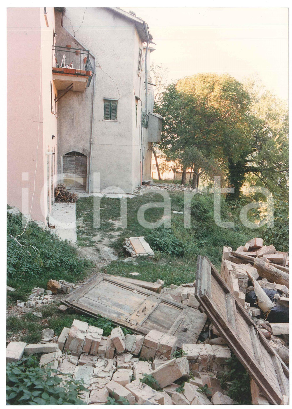 Fotografia d epoca originale 1997 TERREMOTO NOCERA UMBRA Edifici danneggiati e macerie Foto 18x25 cm 1 1