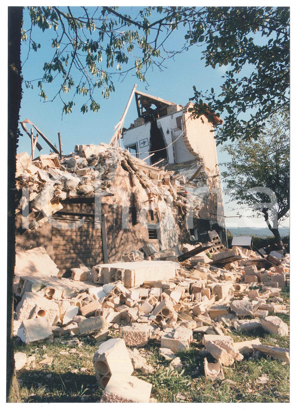 Fotografia d epoca originale 1997 TERREMOTO DI TERNI  CESI  Abitazione distrutta   Foto 18x25 cm 1 1