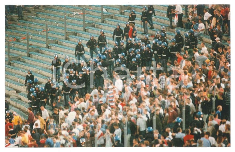 Fotografia d epoca originale 1997 ROMA Calcio ITALIA  INGHILTERRA 00 Polizia e tifosi in tribuna Foto 2 1