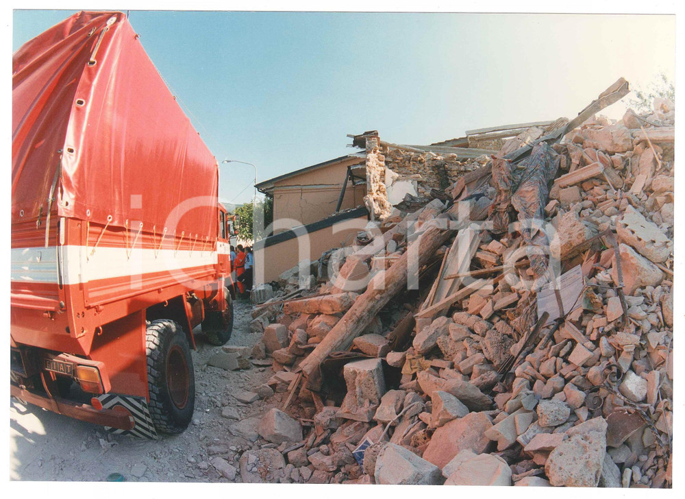 Fotografia d epoca originale 1997 TERREMOTO NOCERA UMBRA Edifici danneggiati e macerie Foto 25x18 cm 2 1