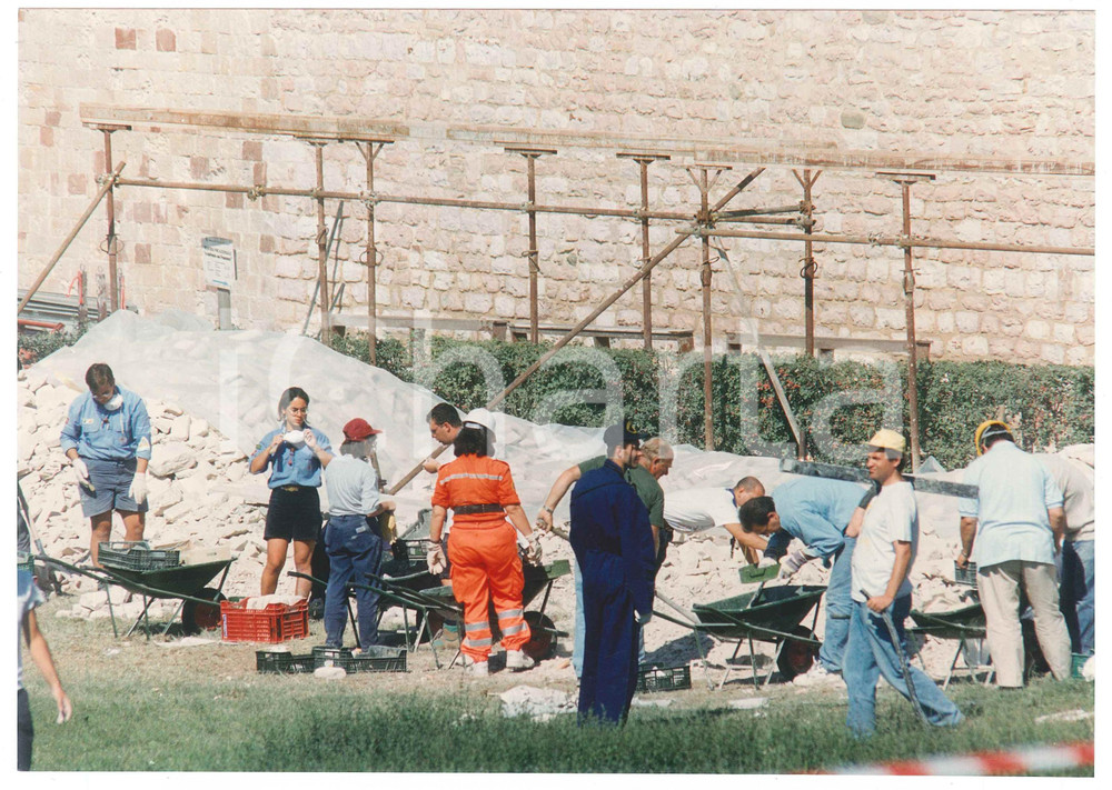 Fotografia d epoca originale 1997 TERREMOTO DI ASSISI Volontari in azione  Foto 25x18 cm 1 1
