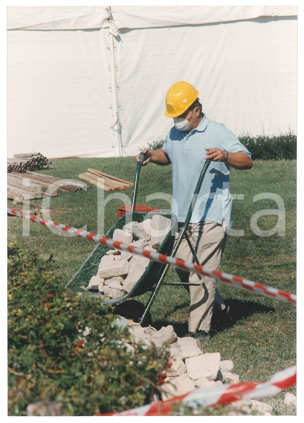 Fotografia d epoca originale 1997 TERREMOTO DI ASSISI Recupero dei mattoni della Basilica  Foto 18x25 cm 6 1