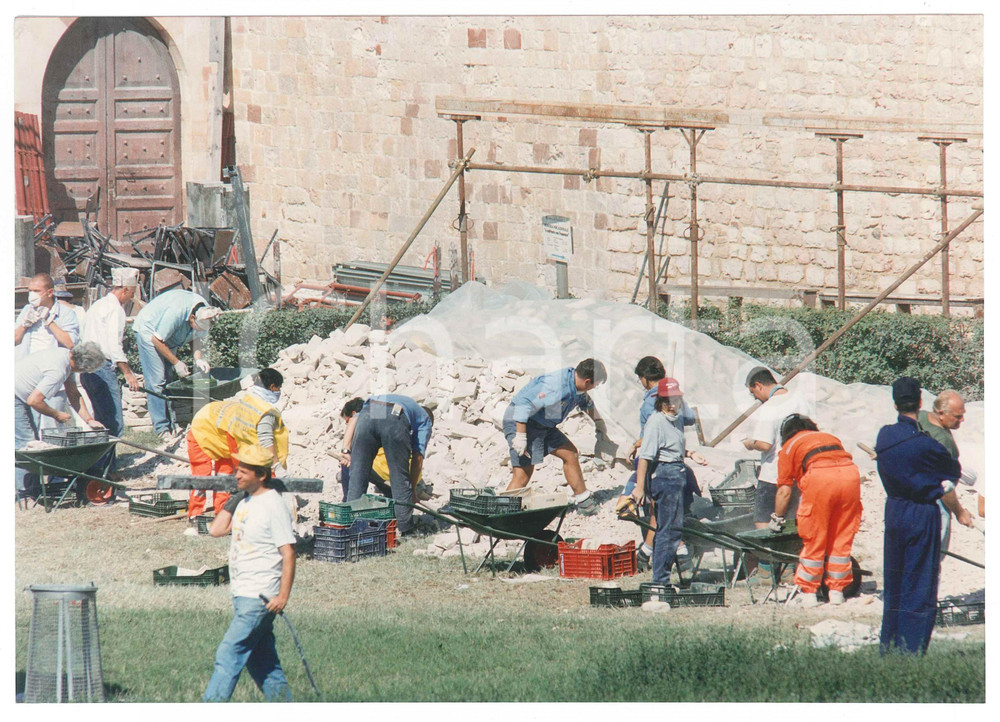 Fotografia d epoca originale 1997 TERREMOTO DI ASSISI Volontari al lavoro  Foto 25x18 cm 2 1