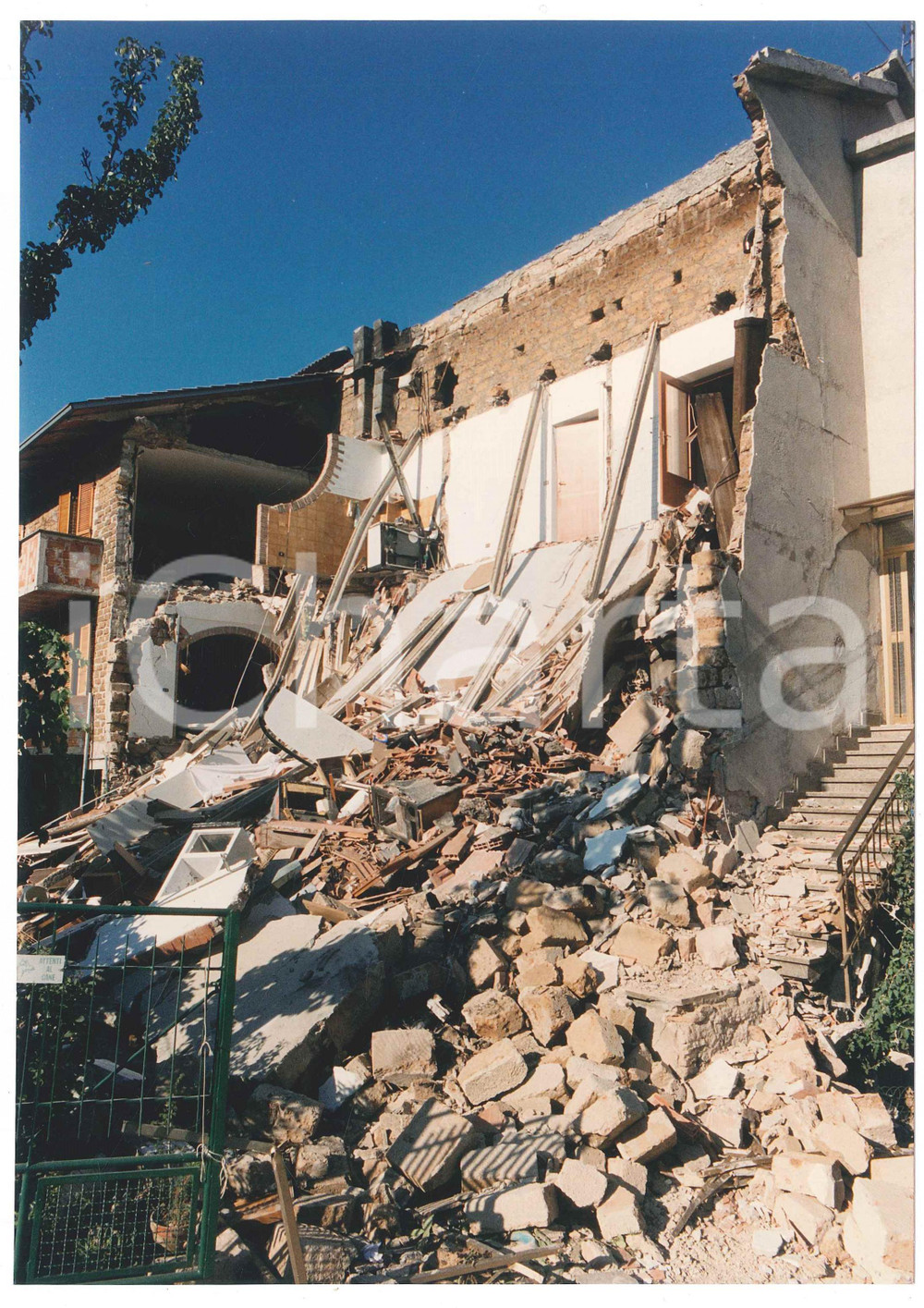 Fotografia d epoca originale 1997 TERREMOTO DI NOCERA UMBRA Abitazione in macerie  Foto 18x25 cm 2 1
