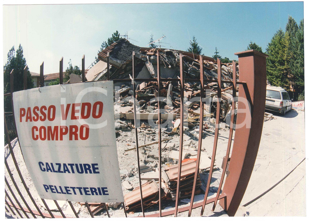 Fotografia d epoca originale 1997 TERREMOTO NOCERA UMBRA Capannone in macerie  Foto 25x18 cm 1