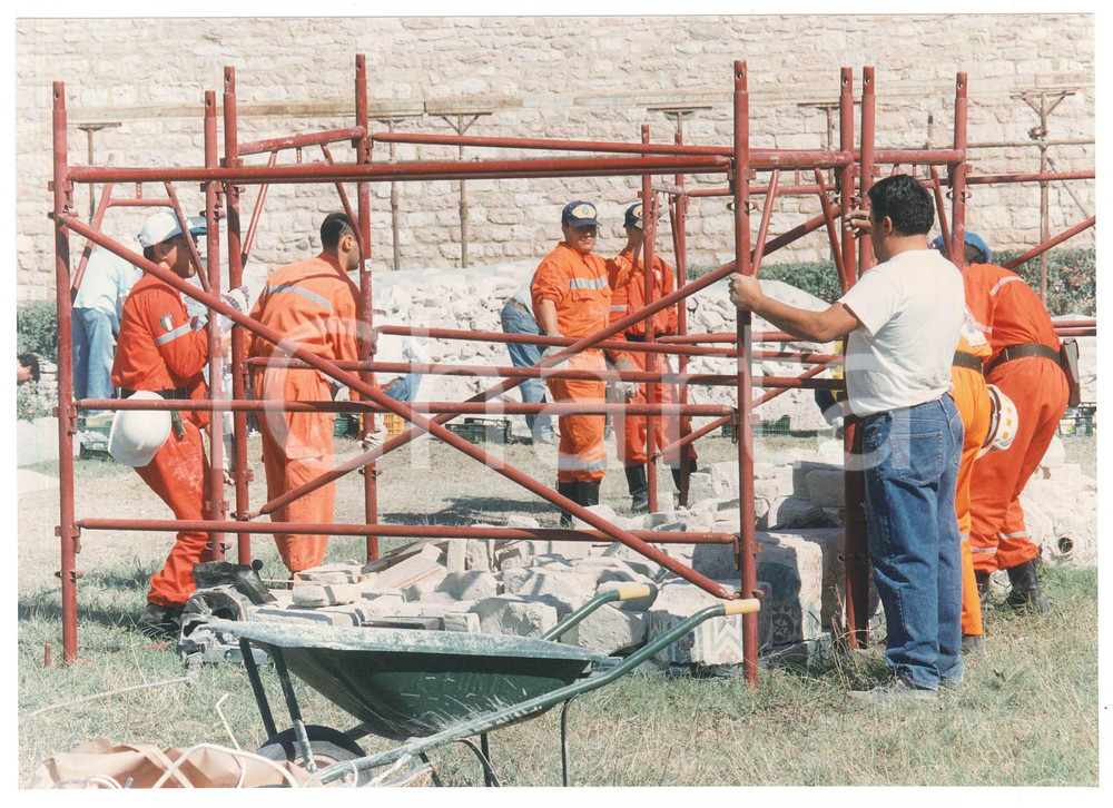 Fotografia d epoca originale 1997 TERREMOTO DI ASSISI Recupero dei mattoni della Basilica  Foto 25x18 cm 3 1