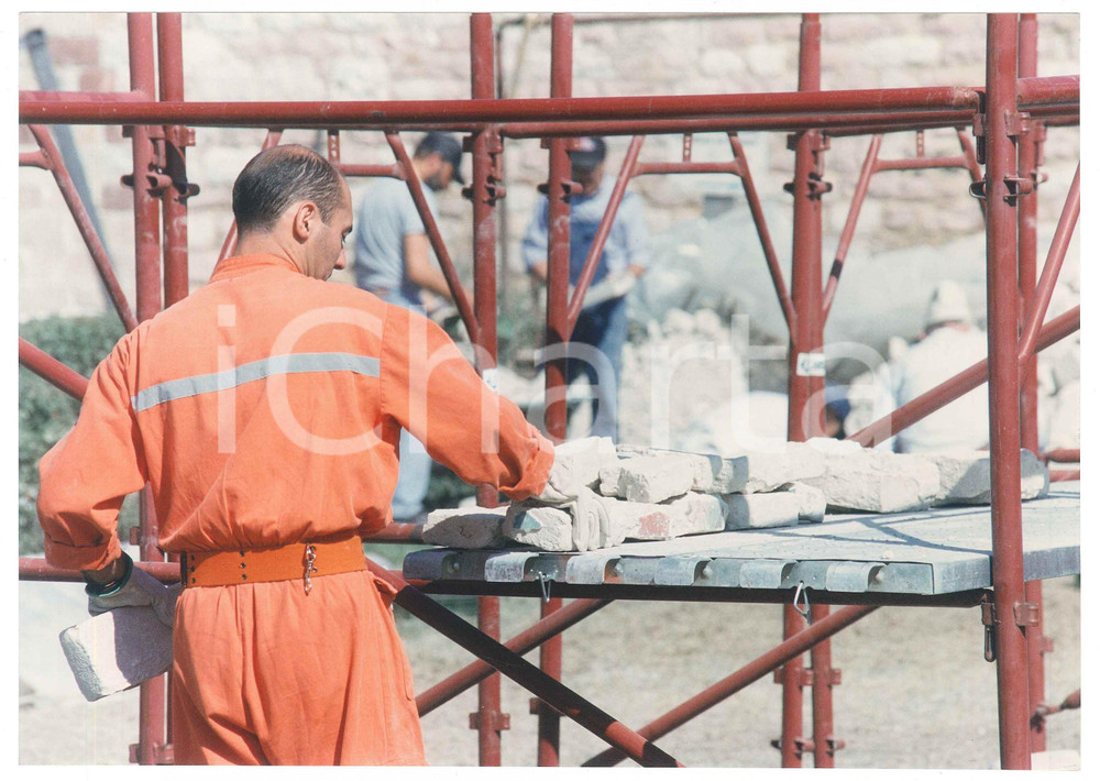 Fotografia d epoca originale 1997 TERREMOTO DI ASSISI Recupero dei mattoni della Basilica  Foto 25x18 cm 4 1