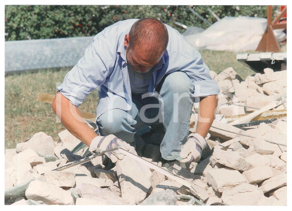 Fotografia d epoca originale 1997 TERREMOTO DI ASSISI Recupero dei mattoni della Basilica  Foto 25x18 cm 5 1