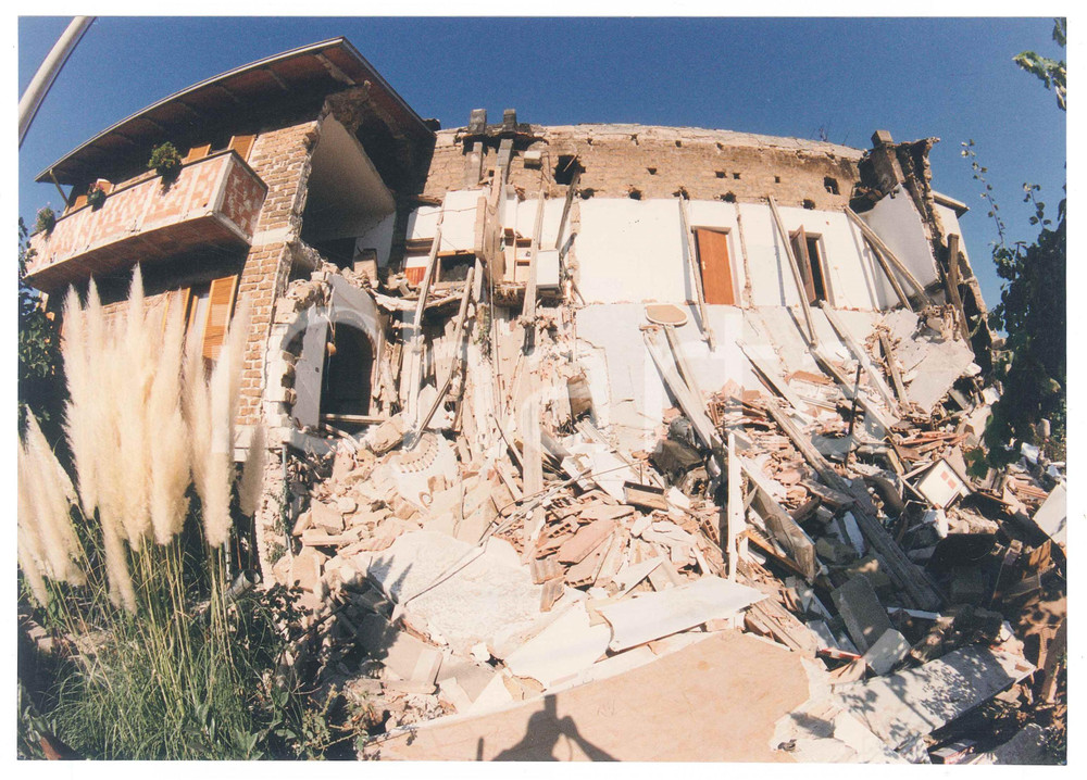 Fotografia d epoca originale 1997 TERREMOTO DI NOCERA UMBRA Macerie di abitazione  Foto 25x18 cm 6 1