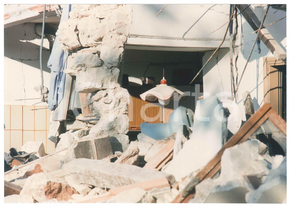 Fotografia d epoca originale 1997 TERREMOTO NOCERA UMBRA Interno di un abitazione distrutta  Foto 25x18 4 1