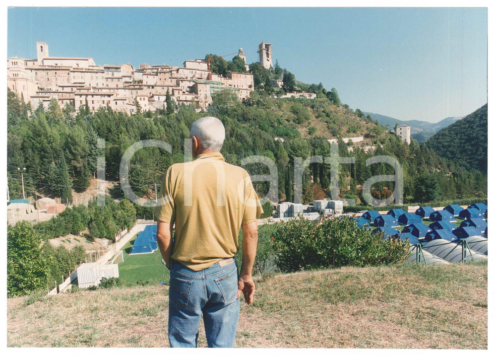 Fotografia d epoca originale 1997 TERREMOTO DI NOCERA UMBRA Tendopoli nel campo da calcio  Foto 25x18 cm 1 1