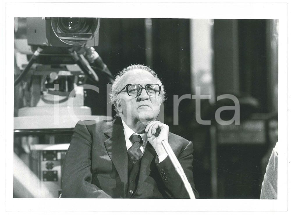 Fotografia d epoca originale 1983 RAIDUE Federico FELLINI Ospite di BLITZ Foto 24x18 cm 1 1