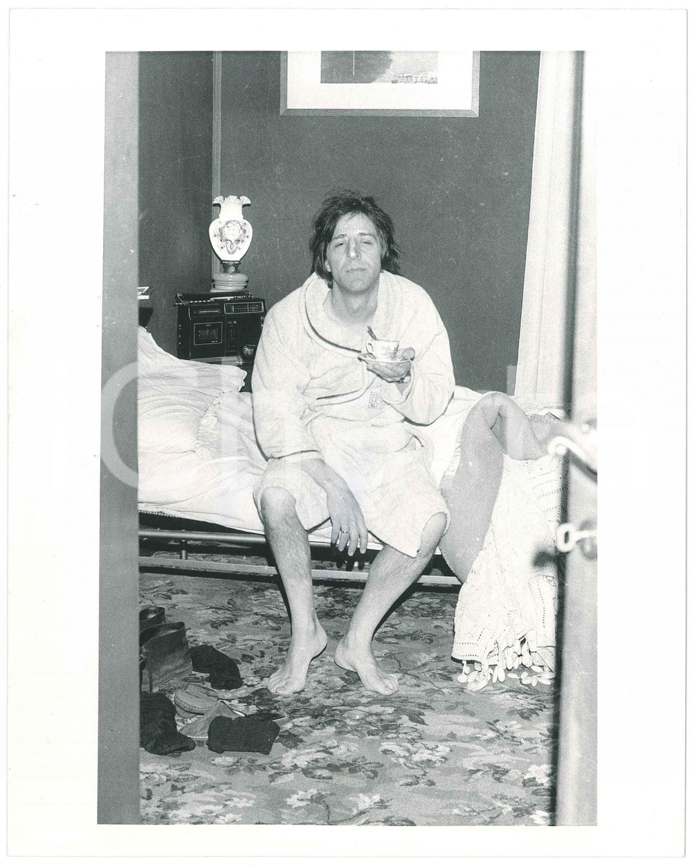 Fotografia d epoca originale 1980 ca ITALIA  MUSICA Giorgio GABER beve caffÃ¨ appena sveglio  Foto 20x25 cm 1
