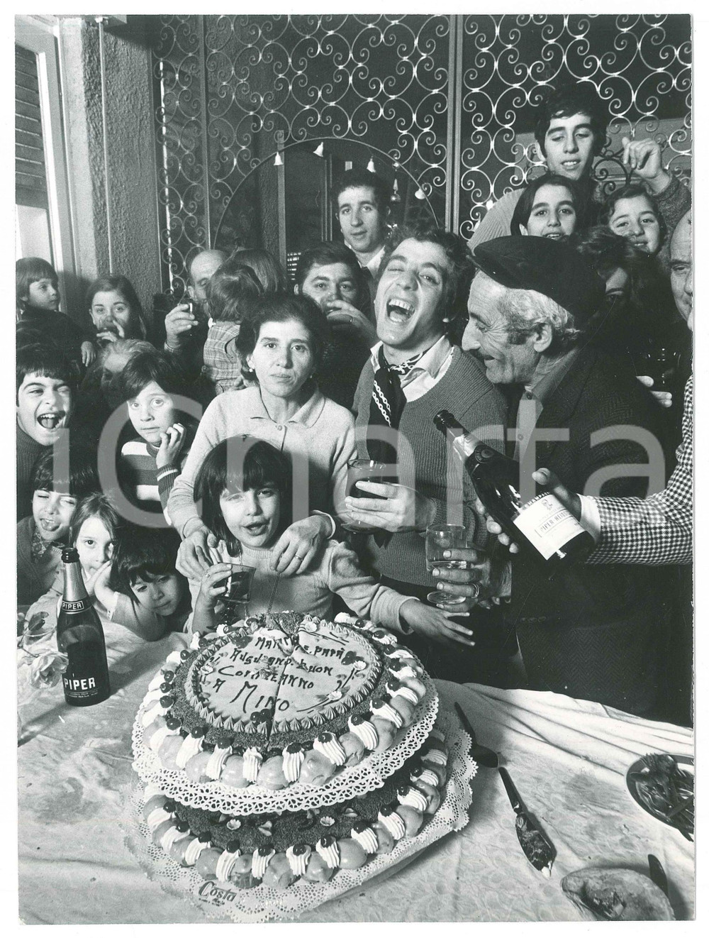 Fotografia d epoca originale 1975 MONZA Mino REITANO festeggia il compleanno con la famiglia  Foto 18x24 cm 1