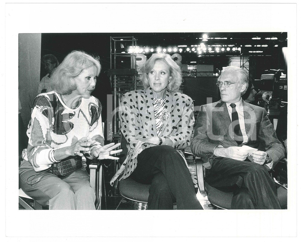 Fotografia d epoca originale 1990 ca RAI TRE Angelo GUGLIELMI Gemelle KESSLER durante intervista  Foto 25x20 1