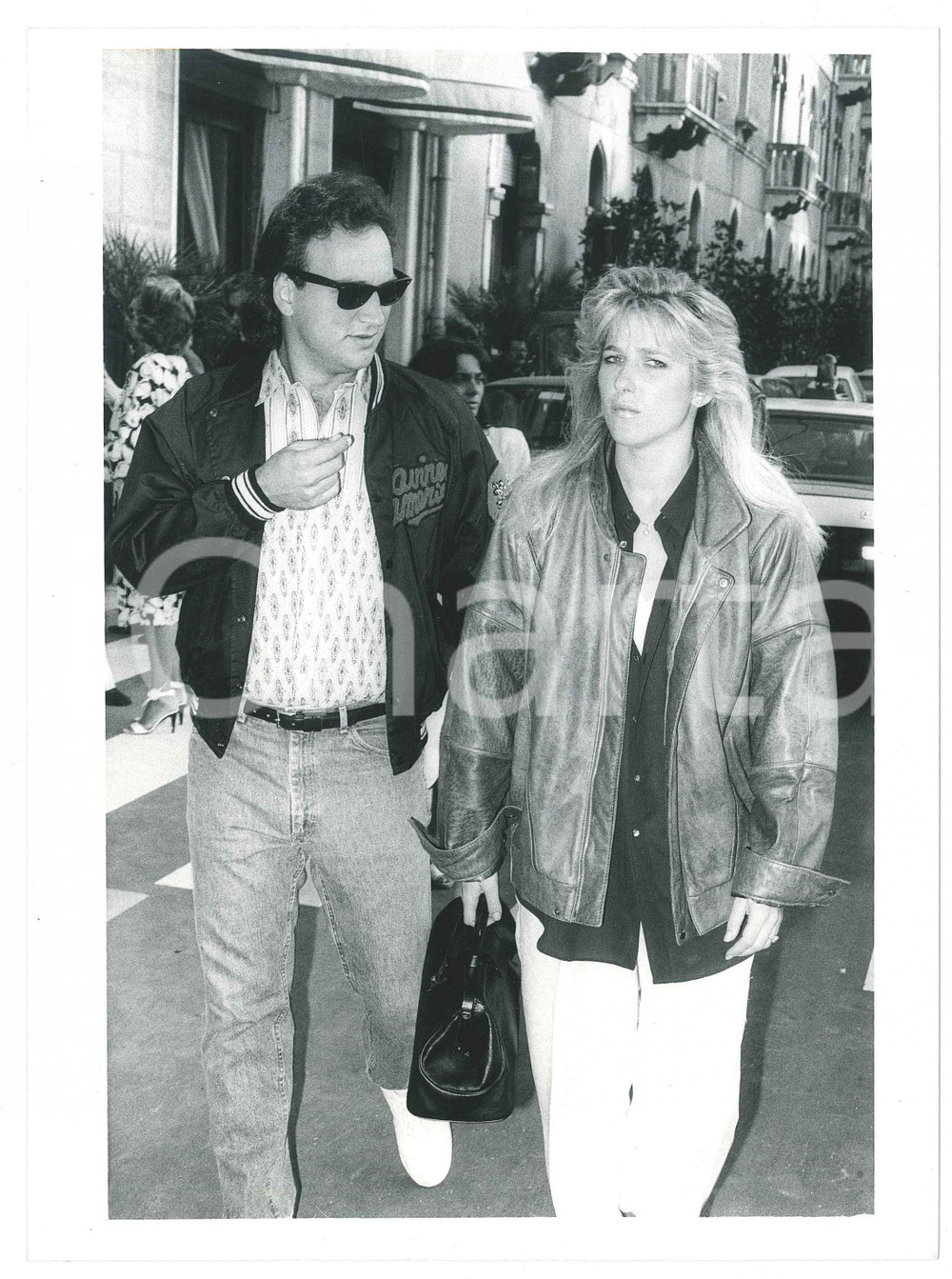 Fotografia d epoca originale 1990 ca VENEZIA Jim BELUSHI Jennifer SLOAN Ritratto  Foto 18x24 cm 1