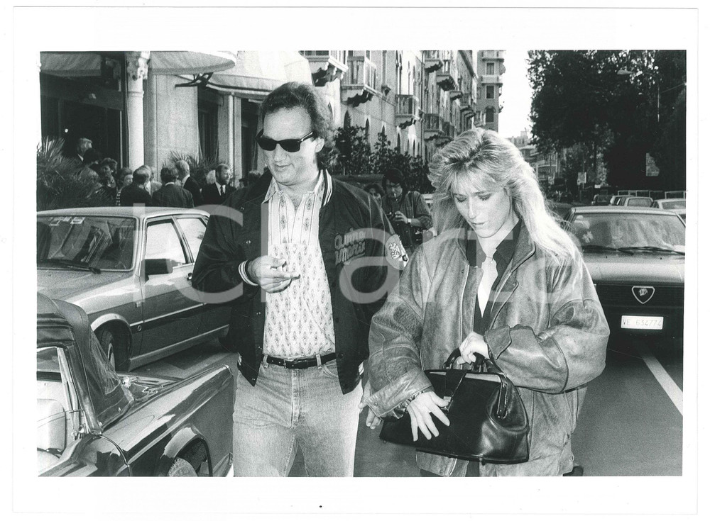 Fotografia d epoca originale 1990 ca VENEZIA Jim BELUSHI Jennifer SLOAN Ritratto  Foto 18x24 cm 1 1