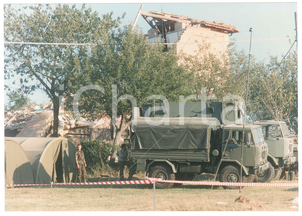 Fotografia d epoca originale 1997 TERREMOTO DI TERNI  CESI  Militari e mezzi dell Esercito  Foto 25x18 cm 1