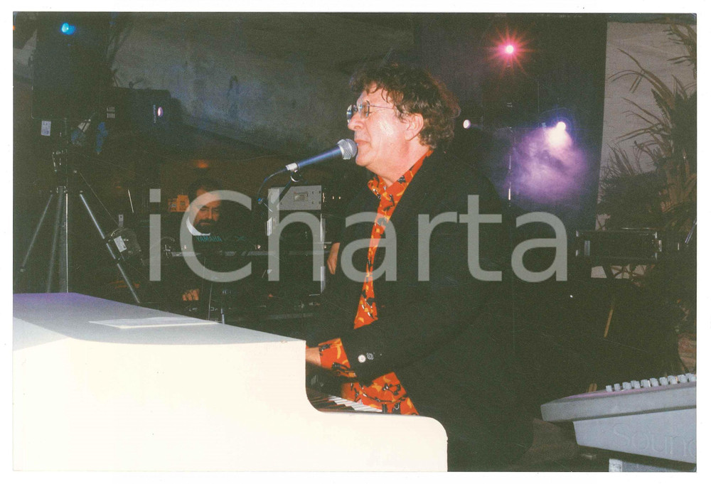 Materiale cinematografico d’epoca 1998 ITALIA  MUSICA Peppino DI CAPRI esibizione al piano bar  Foto 22x15 2 1