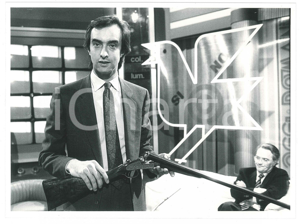 Fotografia d epoca originale 1985 ca RAI DUE  OGGI E DOMANI Massimo ORSI Armiere  Foto 24x18 cm 1