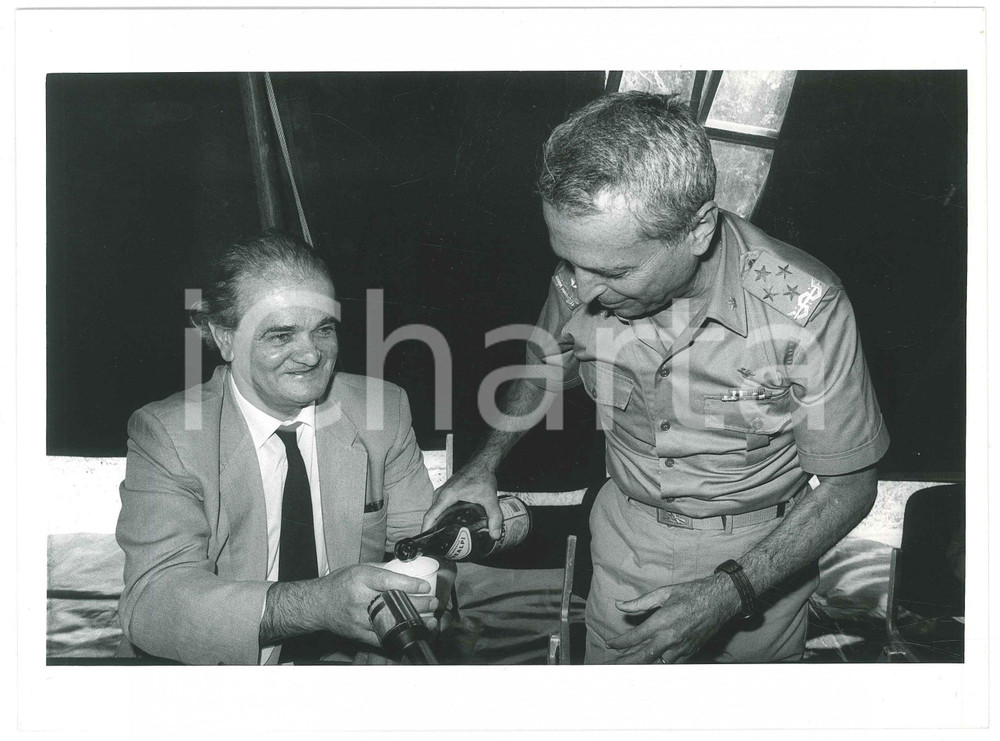 Fotografia d epoca originale 1985 ca ESERCITO ITALIANO Onorevole Silvano SIGNORI Generale Luigi POLI Foto 1