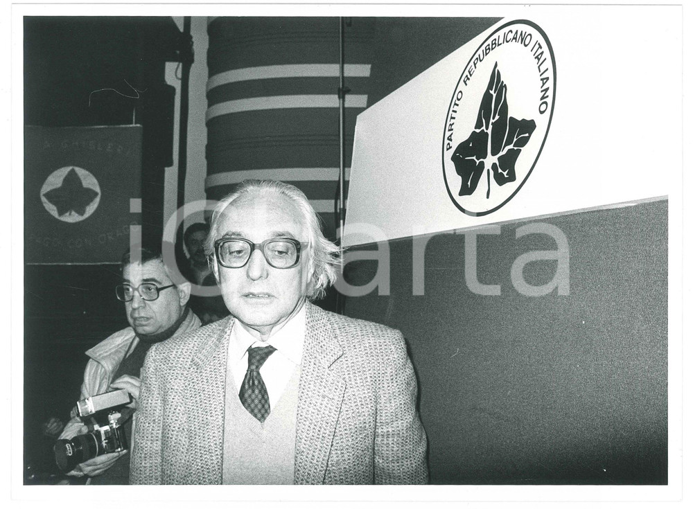 Fotografia d epoca originale 1985 ca JERAGO CON ORAGO Vittorio OLCESE Partito Repubblicano  Foto 24x18 cm 1