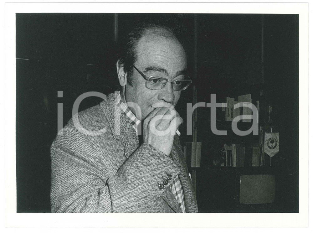 Fotografia d epoca originale 1985 ca MILANO Giorgio SANTERINI Ritratto del giornalista  Foto 24x18 cm 1