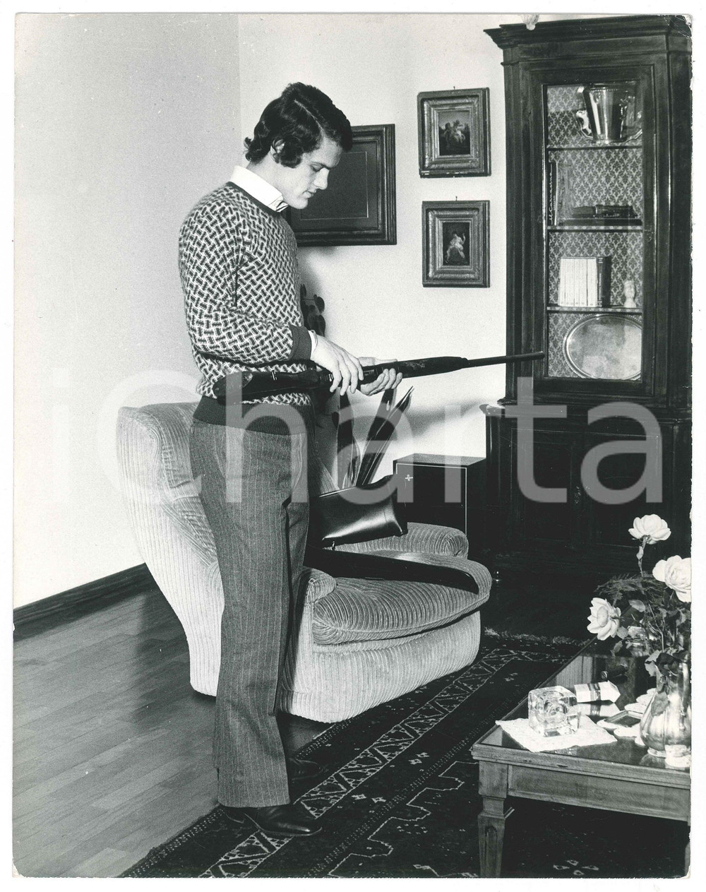 Fotografia d epoca originale 1972 MILANO Fabio CAPELLO sistema un fucile in casa 1 Foto 24x30 cm 1