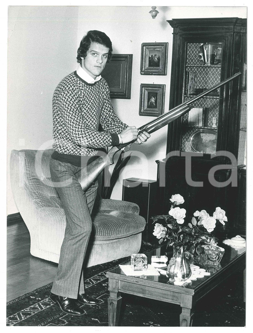 Fotografia d epoca originale 1972 MILANO Fabio CAPELLO sistema un fucile in casa 3 Foto 18x24 cm 1