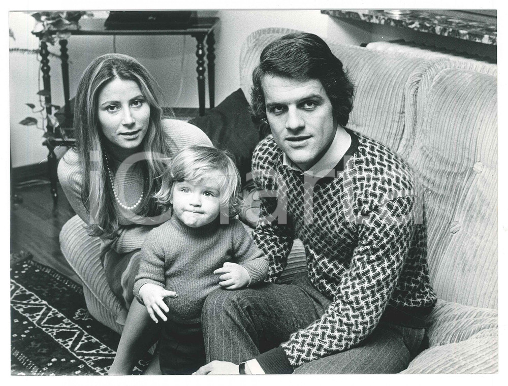 Fotografia d epoca originale 1972 MILANO Fabio CAPELLO a casa con la moglie Laura GHISI e il figlio 7 Foto 1