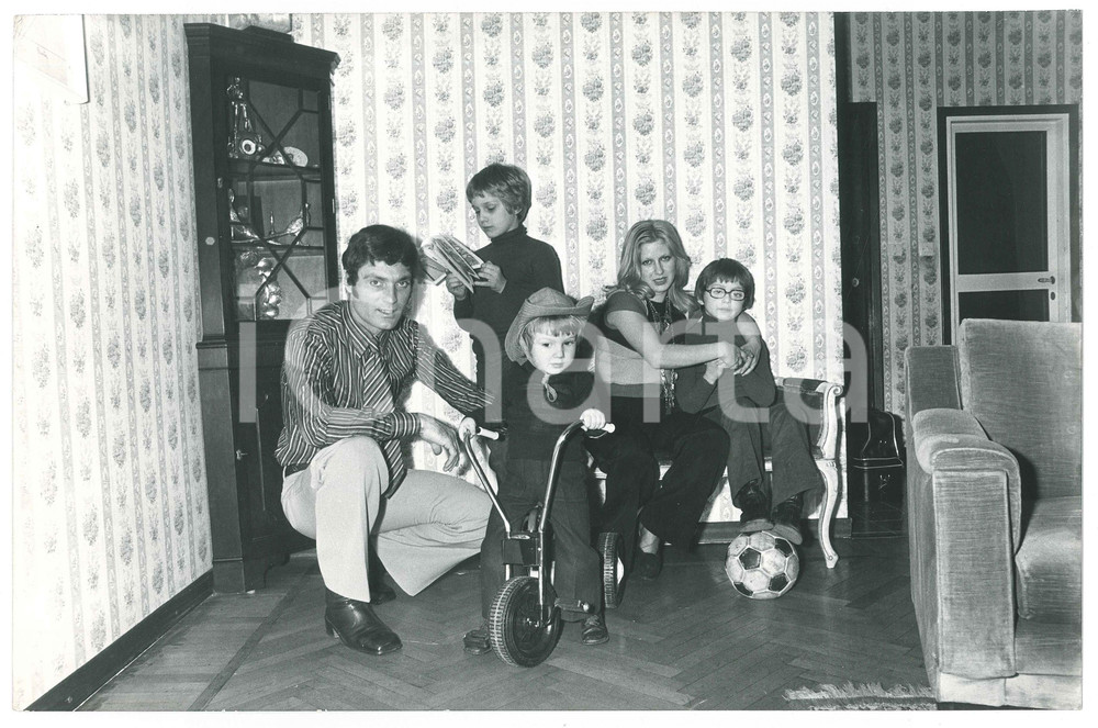 Fotografia d epoca originale 1970 ca CALCIO INTER Lido VIERI a casa con moglie e figli 1 Foto 30x20 cm 1