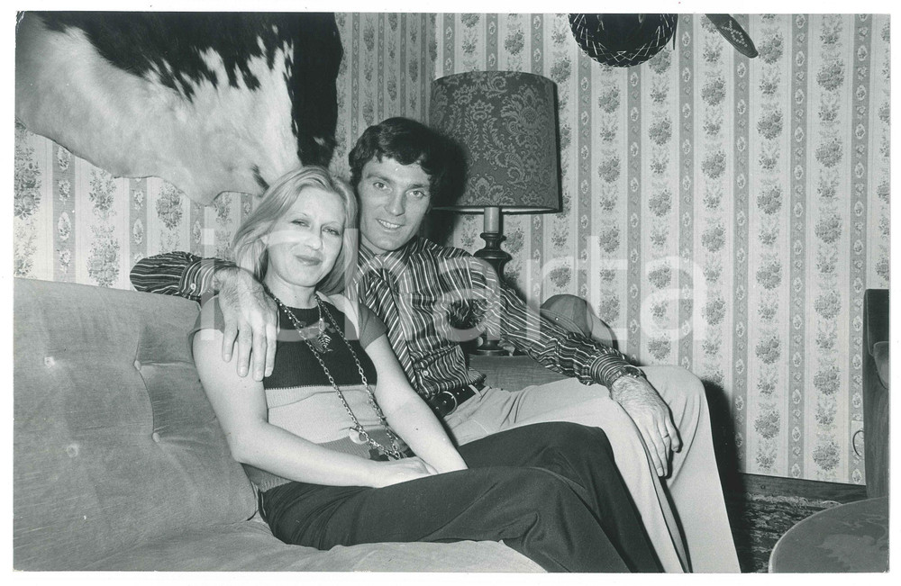 Fotografia d epoca originale 1970 ca CALCIO INTER Lido VIERI in casa con la moglie 3 Foto 30x20 1