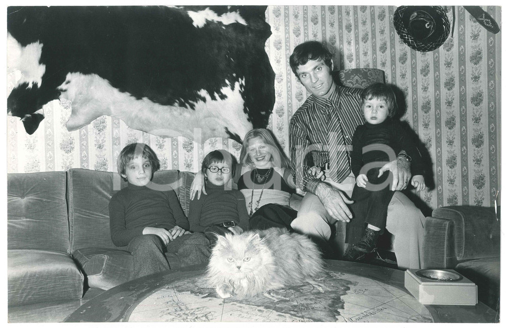 Fotografia d epoca originale 1970 ca CALCIO INTER Lido VIERI a casa con moglie e figli 2 Foto 30x20 cm 1
