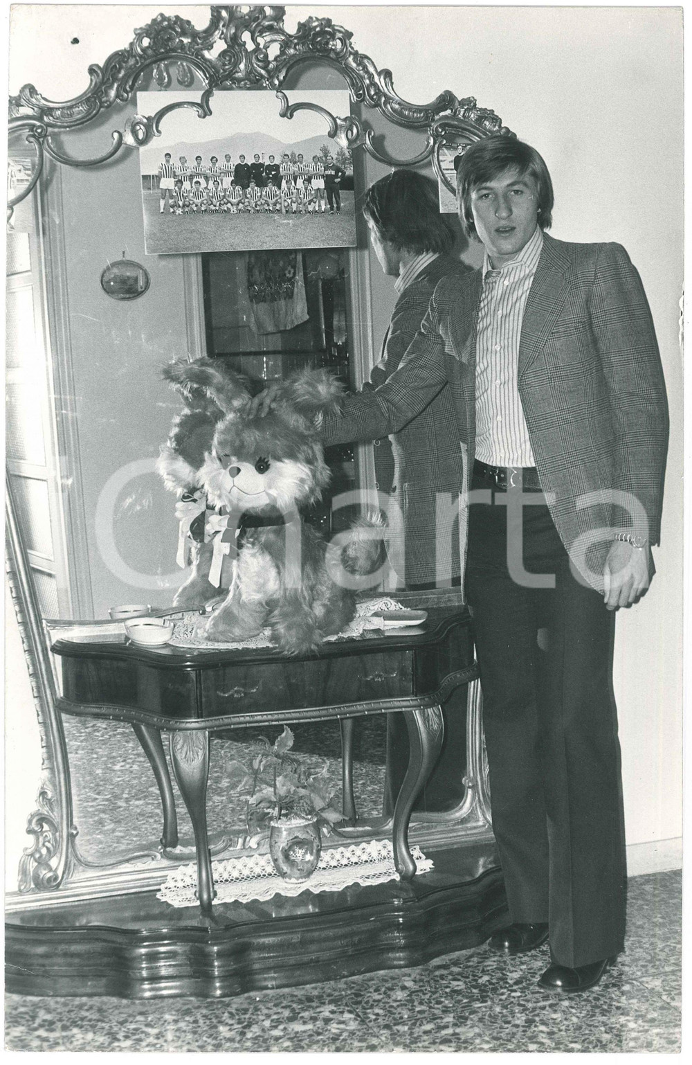 Fotografia d epoca originale 1970 ca TORINO JUVENTUS Gianpietro MARCHETTI con un peluche 2 Foto 20x30 1